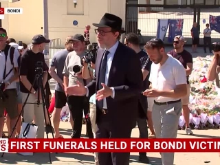 Rabbi holds Freemason hand sign as he thanks first responders