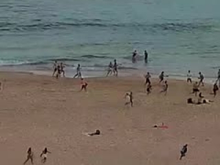 Surf camera in Australia shows beachgoers fleeing