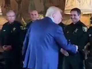 Trump meets the hoaxer deputies who lightly arrested actor "assassin"
